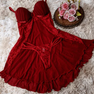 Camisola vermelha com babados e renda, acompanhada de calcinha, sobre tapete felpudo